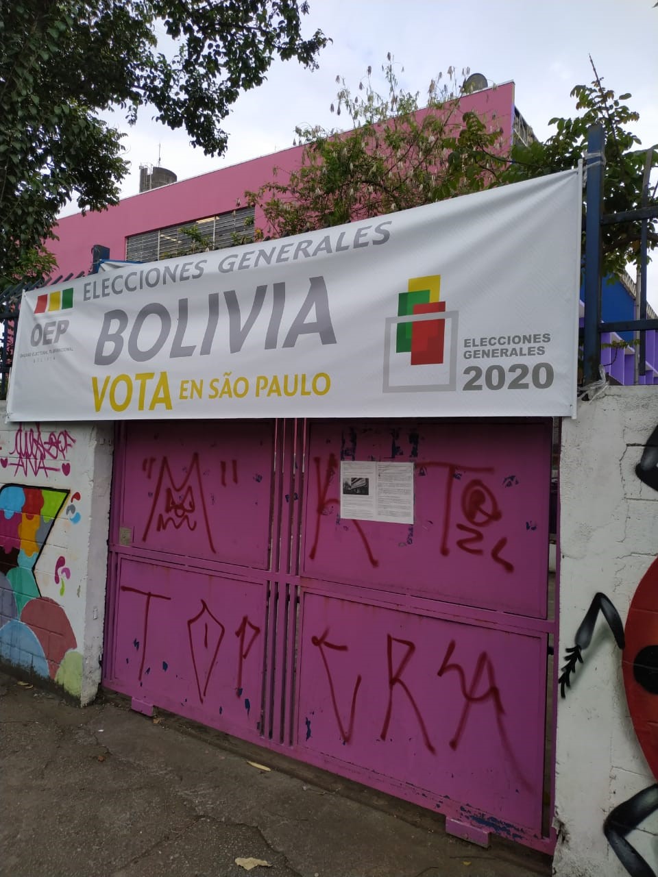  Fachada de uma escola municipal que recebeu as eleições da Bolívia